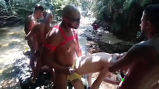 orgia entre amigos na cachoeira